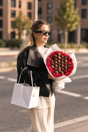Grand ChocoDream Schokoerdbeer-Strauß mit roten Rosen von FloraSweets