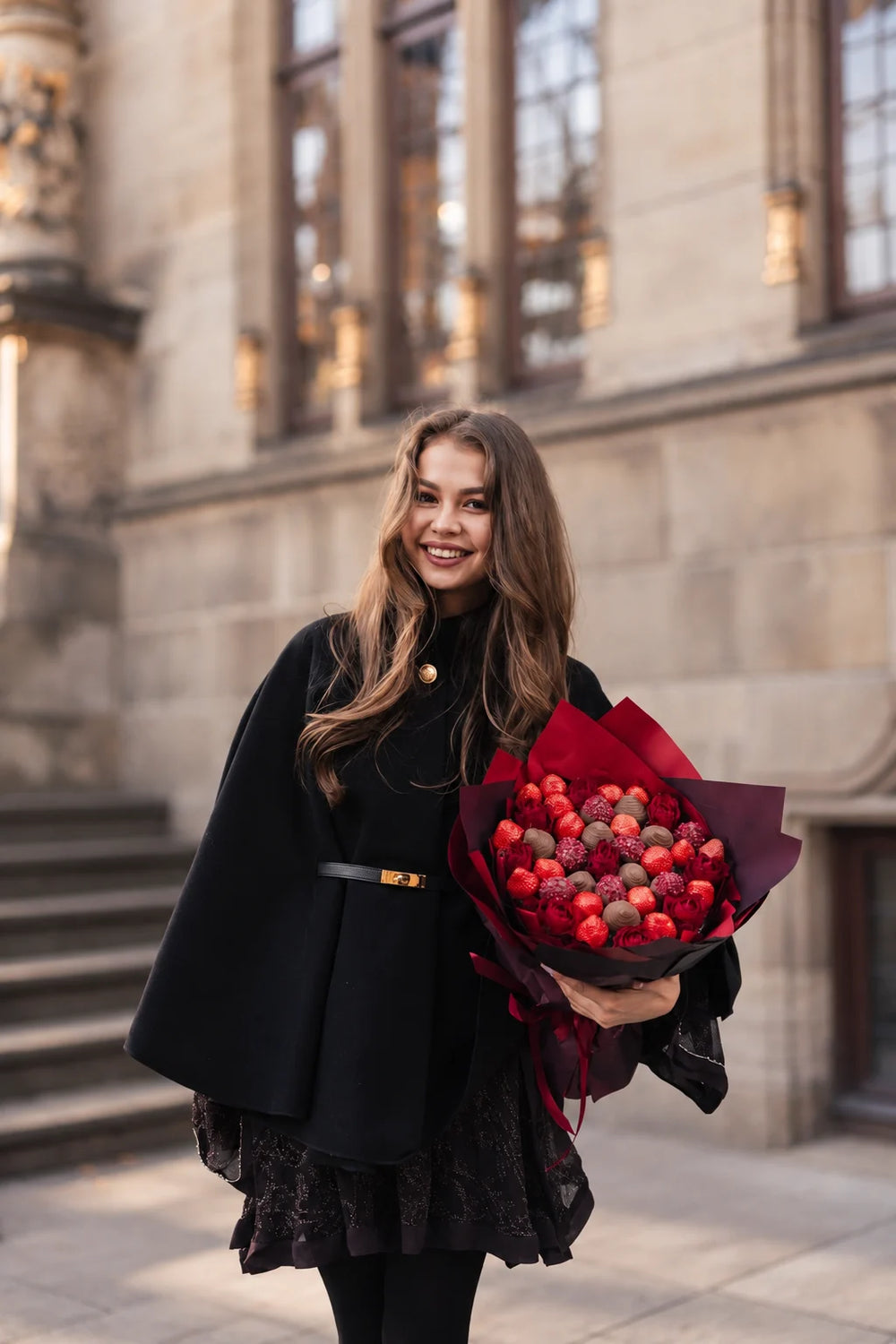 Grand ChocoRosé Schoko-Erdbeerstrauß mit Rosen von FloraSweets