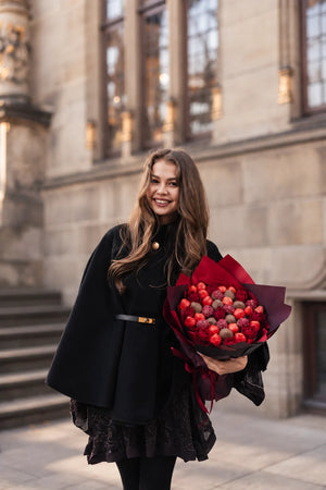 Grand ChocoRosé Strauß mit Schokoerdbeeren und roten Rosen von FloraSweets