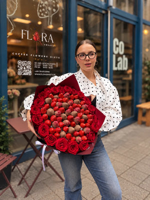 Premium ChocoRosé mit Schokoerdbeeren und roten Rosen von FloraSweets