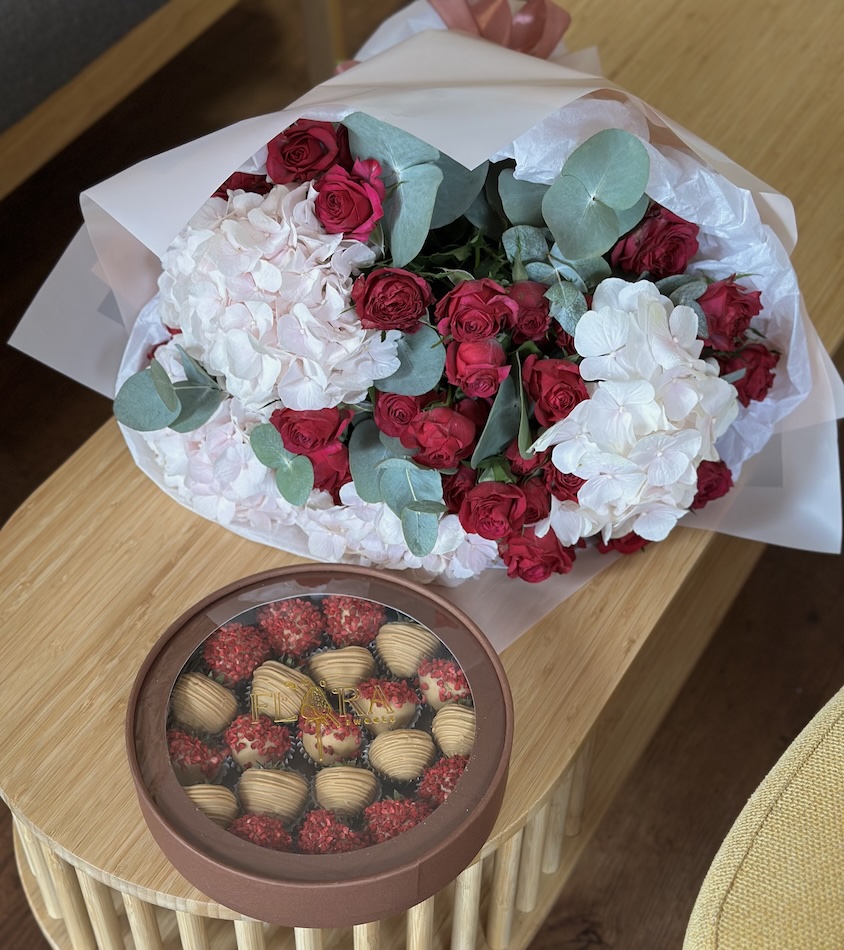 Floral & Sweet Premium-Strauß & Schokoerdbeeren Box